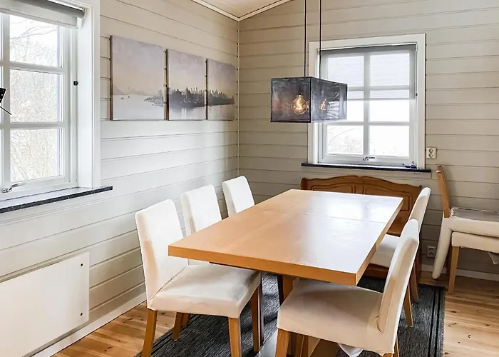 Holiday home 4 Bedroom In Midsund